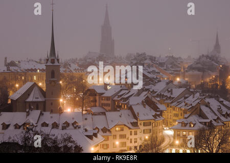 Altstadt von Bern in der Nacht im Schneesturm. Stockfoto