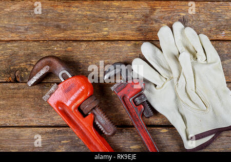 Schraubenschlüssel sanitär Leder Arbeitshandschuhe bau Konzept. Stockfoto