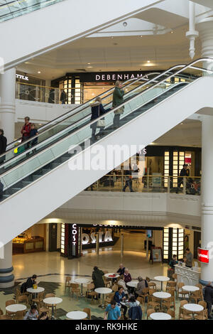 Innenraum der Pfauen Einkaufs- und Freizeitzentrum in Woking, Surrey, Großbritannien Stockfoto