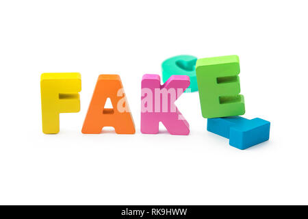 Fakt oder Fake Konzept, 3D-Buchstaben auf weißem Hintergrund isoliert. gefälschte Ersatz für eine Tatsache. Stockfoto