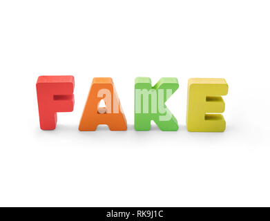 Holz- Buchstaben auf weißem Hintergrund - Begriff der gefälschte Informationen. Gefälschte und Fehlinformationen. Vorderansicht des bunten Wort FAKE isoliert auf Weiss. Stockfoto