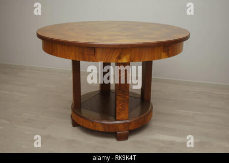 Antike Nussbaum art deco Esstisch nach der Restaurierung Stockfoto