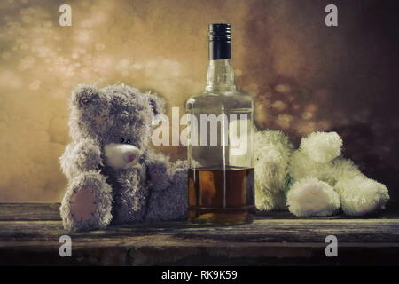 Zwei Teddybären betrunken "Bourbon"-Whiskey zu Weihnachten Stockfoto