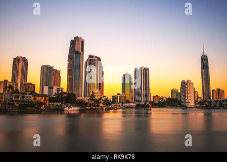 Sonnenuntergang Skyline von Downtown an der Gold Coast in Queensland, Australien Stockfoto
