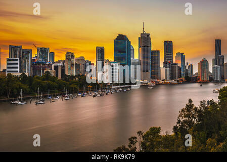Sonnenuntergang Skyline von Brisbane City und Brisbane River Stockfoto