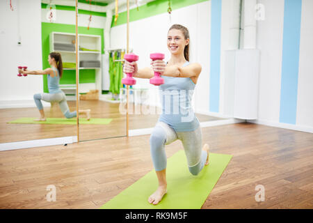 Frau mit Kurzhanteln Stockfoto