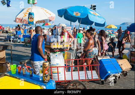 RIO DE JANEIRO - 28. FEBRUAR 2017: Unlicensed brasilianischen Hersteller verkaufen Getränke und Snacks an der Straße an einem Karneval Straßenfest in Ipanema. Stockfoto