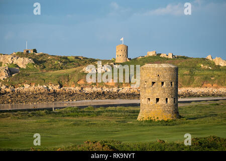 Napoleonischen Schlupfloch Türme 5 und 6 auf L'Ancresse Common, Guernsey Stockfoto