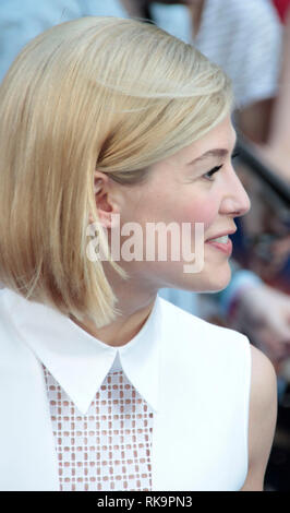 Rosamund Pike kommt für die Weltpremiere von "Ende der Welt" im Empire, Leicester Square, London Stockfoto