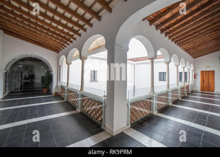 Badajoz, Spanien - Dez 19th, 2018: City Museum, dem ehemaligen aus dem 16. Jahrhundert Haus des Malers Luis Morales. Obergeschoss porticoed Terrasse Stockfoto