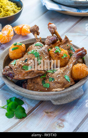 Ente Tajine mit Clementinen und Citrus Couscous Stockfoto