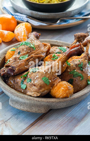 Ente Tajine mit Clementinen und Citrus Couscous Stockfoto