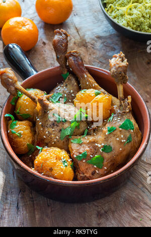 Ente Tajine mit Clementinen und Citrus Couscous - Hohe Betrachtungswinkel Stockfoto