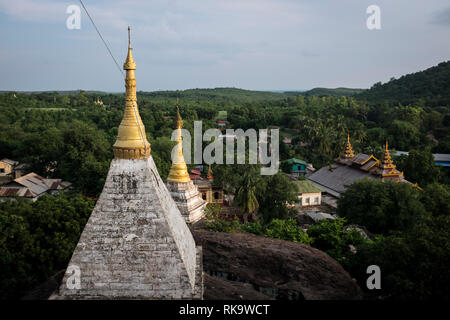 Monywa, Myanmar - 24. September 2016: Goldene Pagode in Hpo Win Daung Komplex Stockfoto