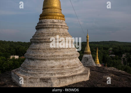 Monywa, Myanmar - 24. September 2016: Goldene Pagode in Hpo Win Daung Komplex Stockfoto