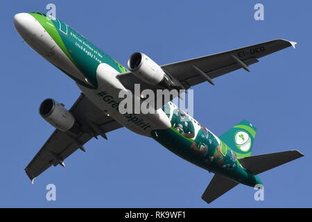 "GREEN SPIRIT" - Aer Lingus Airbus A320-200 EI-DEO - Official Carrier DER IRISH RUGBY TEAM. Stockfoto