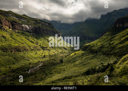 Felsen, Hügeln und dem Tugela River in dramatischen Nachmittag Licht, entlang der Tugela Gorge Wanderweg an der Basis der Amphitheater Berg. Drakensb Stockfoto