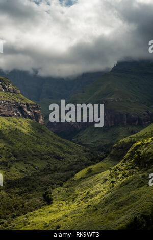 Ciffs und Berg Seiten auf der Tugela Wasserfall Wanderung auf das Amphitheater Berg im Royal Natal Nationalpark, Drakensberge, Südafrika Stockfoto