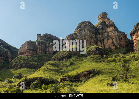 Erodierten Felsformationen schmücken ein Hügel auf dem Tugela Schlucht Wanderung auf das Amphitheater Berg in die Drakensberge, Südafrika Stockfoto