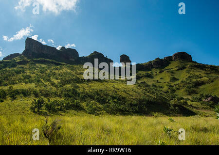 Erodierten Felsformationen schmücken ein Hügel auf dem Tugela Schlucht Wanderung auf das Amphitheater Berg in die Drakensberge, Südafrika Stockfoto