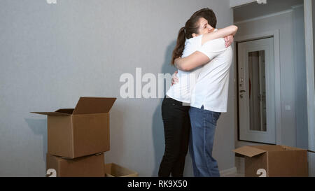 Junges Paar sehr glücklich und aufgeregt über Umzug in neue Wohnung Stockfoto