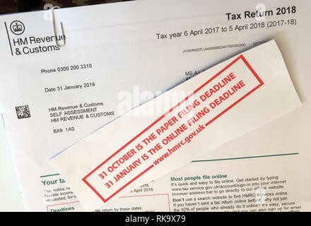 HMRC HM Einnahmen und Zoll Steuererklärung schreiben und Form, Papier Einreichung Frist, England, Großbritannien Stockfoto