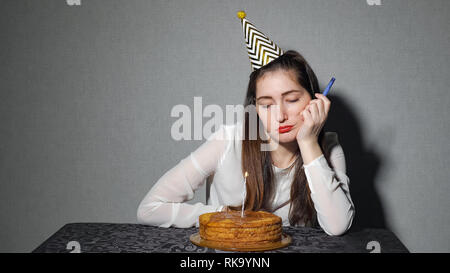 Traurige einsame Frau in der Partei hat Geburtstag alleine feiern. Stockfoto