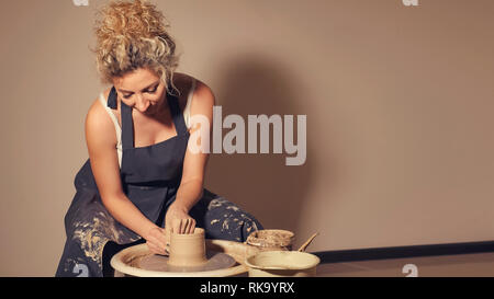 Frauen arbeiten am Rad des Töpfers. Händen formt eine Schale von Clay Pot Stockfoto