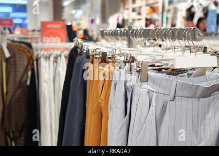 Rack mit modernen Hosen im Shop Stockfoto