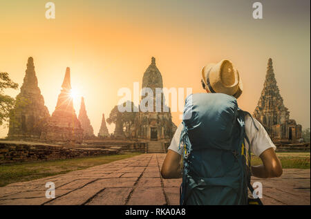 Touristen mit einem Elefanten im Wat Watthanaram Tempel in Ayutthaya Historical Park, einem UNESCO-Weltkulturerbe in Thailand Stockfoto