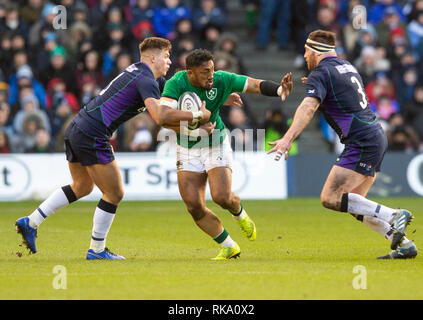 Edinburgh, Schottland, Großbritannien. 9. Feb 2019. Irland Neuseeland geboren, Bundee Aki, versucht durch die Schottland Verteidigung in der ersten Hälfte wie Schottland spielen Wirt nach Irland in Ihrem zweiten Spiel der Meisterschaft 2019 6 Nationen bei Murrayfield Stadion in Edinburgh. (Foto von Ian Jacobs) Credit: Ian Jacobs/Alamy leben Nachrichten Stockfoto