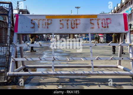 Srinagar, Indien. 9. Feb 2019. Indische paramilitärischen Männer auf der Hut gesehen, hinter einer Barrikade während Beschränkungen in Srinagar. Beschränkung auf die Bewegung der Fahrzeuge wurden schützend in Teilen von Srinagar als separatistische Gruppen für das Schlagen auf den Jahrestag der Hinrichtung von afzal Guru, ein aus Kaschmir, die verurteilt wurde und das Todesurteil für seine Rolle in dem 2001 Angriff auf indische Parlament nannte auferlegt. Credit: SOPA Images Limited/Alamy leben Nachrichten Stockfoto