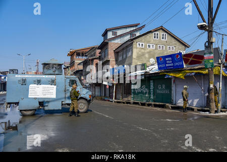 Srinagar, Indien. 9. Feb 2019. Indische paramilitärische Kräfte gesehen, eine Straße in der Innenstadt während der Beschränkungen in Srinagar. Beschränkung auf die Bewegung der Fahrzeuge wurden schützend in Teilen von Srinagar als separatistische Gruppen für das Schlagen auf den Jahrestag der Hinrichtung von afzal Guru, ein aus Kaschmir, die verurteilt wurde und das Todesurteil für seine Rolle in dem 2001 Angriff auf indische Parlament nannte auferlegt. Credit: SOPA Images Limited/Alamy leben Nachrichten Stockfoto