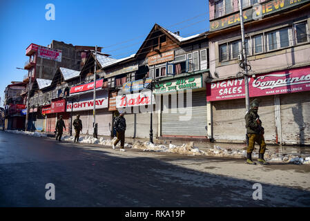 Srinagar, Indien. 9. Feb 2019. Indische paramilitärische Kräfte gesehen, die Straße patrouillieren während Beschränkungen in Srinagar. Beschränkung auf die Bewegung der Fahrzeuge wurden schützend in Teilen von Srinagar als separatistische Gruppen für das Schlagen auf den Jahrestag der Hinrichtung von afzal Guru, ein aus Kaschmir, die verurteilt wurde und das Todesurteil für seine Rolle in dem 2001 Angriff auf indische Parlament nannte auferlegt. Credit: SOPA Images Limited/Alamy leben Nachrichten Stockfoto