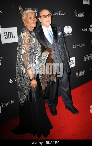 Kalifornien, USA. 9 Feb, 2019. Clive Davis, Dionne Warwick in der Ankunftshalle für 2019 vor - GRAMMY Gala und GRAMMY Salute, The Beverly Hilton, Beverly Hills, CA Februar 9, 2019. Credit: Elizabeth Goodenough/Everett Collection/Alamy leben Nachrichten Stockfoto