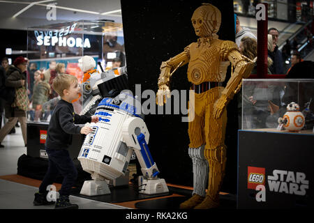 Warschau, Polen. 9 Feb, 2019. Beliebte Figuren aus dem Star Wars Film Serie sind von Galeria Polnocna Einkaufszentrum während der "Urlaub mit Lego Star Wars' in Warschau, Polen, April 9, 2019 gesehen. Die Shopping Mall hosted ein Star Wars Lego Event für Kinder während Ihren Winterurlaub. Credit: Jaap Arriens/Xinhua/Alamy leben Nachrichten Stockfoto