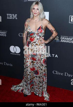 Kalifornien, USA. 9. Feb 2019. Sängerin Julia Michaels, das Tragen eines Adriana Iglesias Kleid kommt an der Recording Academy und Clive Davis' 2019 Pre-GRAMMY Gala im Beverly Hilton Hotel am 9. Februar 2019 in Beverly Hills, Los Angeles, Kalifornien, USA. (Foto von Xavier Collin/Image Press Agency) Quelle: Bild Presse Agentur/Alamy leben Nachrichten Stockfoto