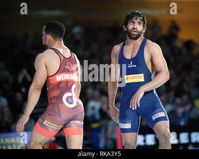 Weinberg, Deutschland. 09 Feb, 2019. Alessandro Valdez (l/Weingarten) gegenüber der Bajrang Punia (r./Schifferstadt). GES/Wrestling/deutschen Ringerliga endgültige Rückkampf: Germania Weingarten - VfK Schifferstadt, 09.02.2019 Sport: German Wrestling League Finale: Germania Weingarten - VfK Schifferstadt, Weingarten, 9. Februar 2019 | Verwendung der weltweiten Kredit: dpa/Alamy leben Nachrichten Stockfoto