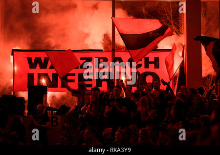 Weinberg, Deutschland. 09 Feb, 2019. Stimmung, Walzbach Inferno: Fans Weingarten in der Schulkinder Arena mit Pyro. GES/Wrestling/deutschen Ringerliga endgültige Rückkampf: Germania Weingarten - VfK Schifferstadt, 09.02.2019 Sport: German Wrestling League Finale: Germania Weingarten - VfK Schifferstadt, Weingarten, 9. Februar 2019 | Verwendung der weltweiten Kredit: dpa/Alamy leben Nachrichten Stockfoto