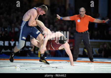 Weinberg, Deutschland. 09 Feb, 2019. Magomed Kadimagomedov (r./Weingarten) - vasil Mikailov/l/Schifferstadt). GES/Wrestling/deutschen Ringerliga endgültige Rückkampf: Germania Weingarten - VfK Schifferstadt, 09.02.2019 Sport: German Wrestling League Finale: Germania Weingarten - VfK Schifferstadt, Weingarten, 9. Februar 2019 | Verwendung der weltweiten Kredit: dpa/Alamy leben Nachrichten Stockfoto