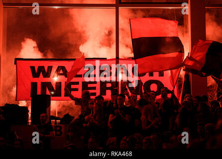 Weinberg, Deutschland. 09 Feb, 2019. Stimmung: Fans Weinberg in der Schulkinder Arena mit Pyro. GES/Wrestling/deutschen Ringerliga endgültige Rückkampf: Germania Weingarten - VfK Schifferstadt, 09.02.2019 Sport: German Wrestling League Finale: Germania Weingarten - VfK Schifferstadt, Weingarten, 9. Februar 2019 | Verwendung der weltweiten Kredit: dpa/Alamy leben Nachrichten Stockfoto