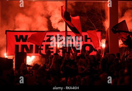 Weinberg, Deutschland. 09 Feb, 2019. Stimmung, Walzbach Inferno: Fans Weingarten in der Schulkinder Arena mit Pyro. GES/Wrestling/deutschen Ringerliga endgültige Rückkampf: Germania Weingarten - VfK Schifferstadt, 09.02.2019 Sport: German Wrestling League Finale: Germania Weingarten - VfK Schifferstadt, Weingarten, 9. Februar 2019 | Verwendung der weltweiten Kredit: dpa/Alamy leben Nachrichten Stockfoto