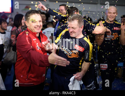 Weinberg, Deutschland. 09 Feb, 2019. Faire Geste: Jubel Deutscher Meister: Trainer Markus Scherer (r./Schifferstadt) mit Vice-Champion Trainer Frank Heinzelbecker (l./Weingarten). GES/Wrestling/deutschen Ringerliga endgültige Rückkampf: Germania Weingarten - VfK Schifferstadt, 09.02.2019 Sport: German Wrestling League Finale: Germania Weingarten - VfK Schifferstadt, Weingarten, 9. Februar 2019 | Verwendung der weltweiten Kredit: dpa/Alamy leben Nachrichten Stockfoto