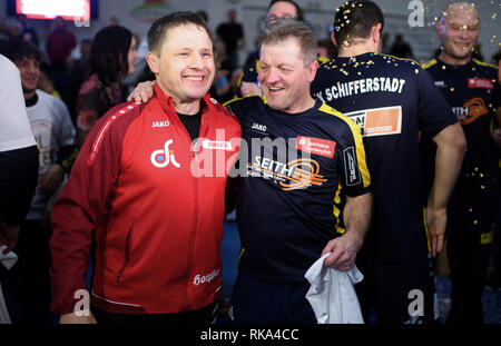 Weinberg, Deutschland. 09 Feb, 2019. Faire Geste: Jubel Deutscher Meister: Trainer Markus Scherer (r./Schifferstadt) mit Runner-up Trainer Frank Heinzelbecker (l./Weingarten) GES/Wrestling/deutschen Ringerliga endgültige Rueckkampf: Germania Weingarten - VfK Schifferstadt, 09.02.2019 Sport: German Wrestling League Finale: Germania Weingarten - VfK Schifferstadt, Weinberg, Februar 9, 2019 | Verwendung der weltweiten Kredit: dpa/Alamy leben Nachrichten Stockfoto