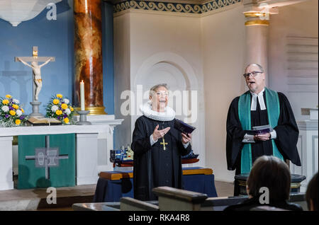 Hamburg, Deutschland. 10 Feb, 2019. Kirsten Fehrs, Bischof der Evangelischen Kirche im Norden, und Dirk Outzen, Pfarrer der Thomaskirche in Hamburg-Hausbruch, Singen in der St. Gertrud Kirche in Hamburg-Altenwerder während eines Gottesdienstes, die Live Broadcast wird durch das Zweite Deutsche Fernsehen (ZDF). Der Service war unter dem Motto "Für das Wohl der Seeleute verpflichtet. Quelle: Markus Scholz/dpa/Alamy leben Nachrichten Stockfoto