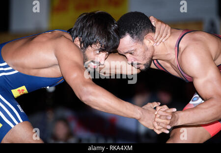 Weinberg, Deutschland. 09 Feb, 2019. Alessandro Valdez (r/Weingarten) gegenüber der Bajrang Punia (l./Schifferstadt). GES/Wrestling/deutschen Ringerliga endgültige Rückkampf: Germania Weingarten - VfK Schifferstadt, 09.02.2019 Sport: German Wrestling League Finale: Germania Weingarten - VfK Schifferstadt, Weingarten, 9. Februar 2019 | Verwendung der weltweiten Kredit: dpa/Alamy leben Nachrichten Stockfoto