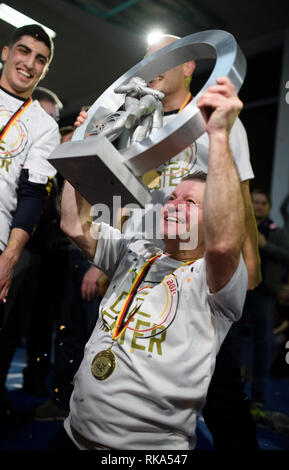 Weinberg, Deutschland. 09 Feb, 2019. Jubel Deutscher Meister: Trainer Markus Scherer (Schifferstadt) mit der Schale. GES/Wrestling/deutschen Ringerliga endgültige Rückkampf: Germania Weingarten - VfK Schifferstadt, 09.02.2019 Sport: German Wrestling League Finale: Germania Weingarten - VfK Schifferstadt, Weingarten, 9. Februar 2019 | Verwendung der weltweiten Kredit: dpa/Alamy leben Nachrichten Stockfoto