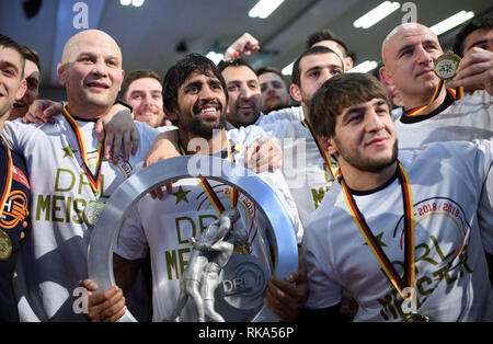 Weinberg, Deutschland. 09 Feb, 2019. Jubel Deutscher Meister: bajrang Punia (Schifferstadt) mit der Trophäe. GES/Wrestling/deutschen Ringerliga endgültige Rückkampf: Germania Weingarten - VfK Schifferstadt, 09.02.2019 Sport: German Wrestling League Finale: Germania Weingarten - VfK Schifferstadt, Weingarten, 9. Februar 2019 | Verwendung der weltweiten Kredit: dpa/Alamy leben Nachrichten Stockfoto