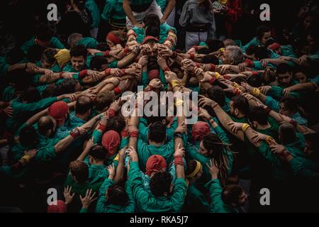 Barcelona, Spanien. 10. Februar, 2019: Der "Castellers de la Sagrada Familia" sammeln die Basis eines menschlichen Turm während des Barcelona's Winter City Festival anta Eulalia 'Credit: Matthias Oesterle/Alamy leben Nachrichten Stockfoto