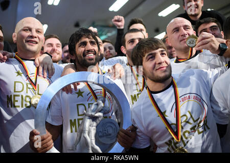 Weinberg, Deutschland. 09 Feb, 2019. Jubel Deutscher Meister: bajrang Punia (Schifferstadt) mit der Trophäe. GES/Wrestling/deutschen Ringerliga endgültige Rückkampf: Germania Weingarten - VfK Schifferstadt, 09.02.2019 Sport: German Wrestling League Finale: Germania Weingarten - VfK Schifferstadt, Weingarten, 9. Februar 2019 | Verwendung der weltweiten Kredit: dpa/Alamy leben Nachrichten Stockfoto